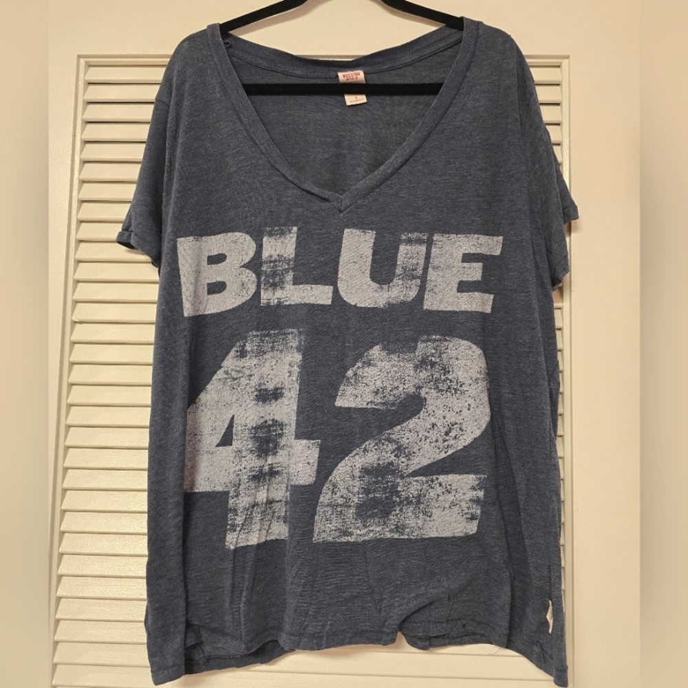 Mossimo Supply Co - (Plus-Size) V-Neck Relaxed-Fit Blue 42 Graphic Top